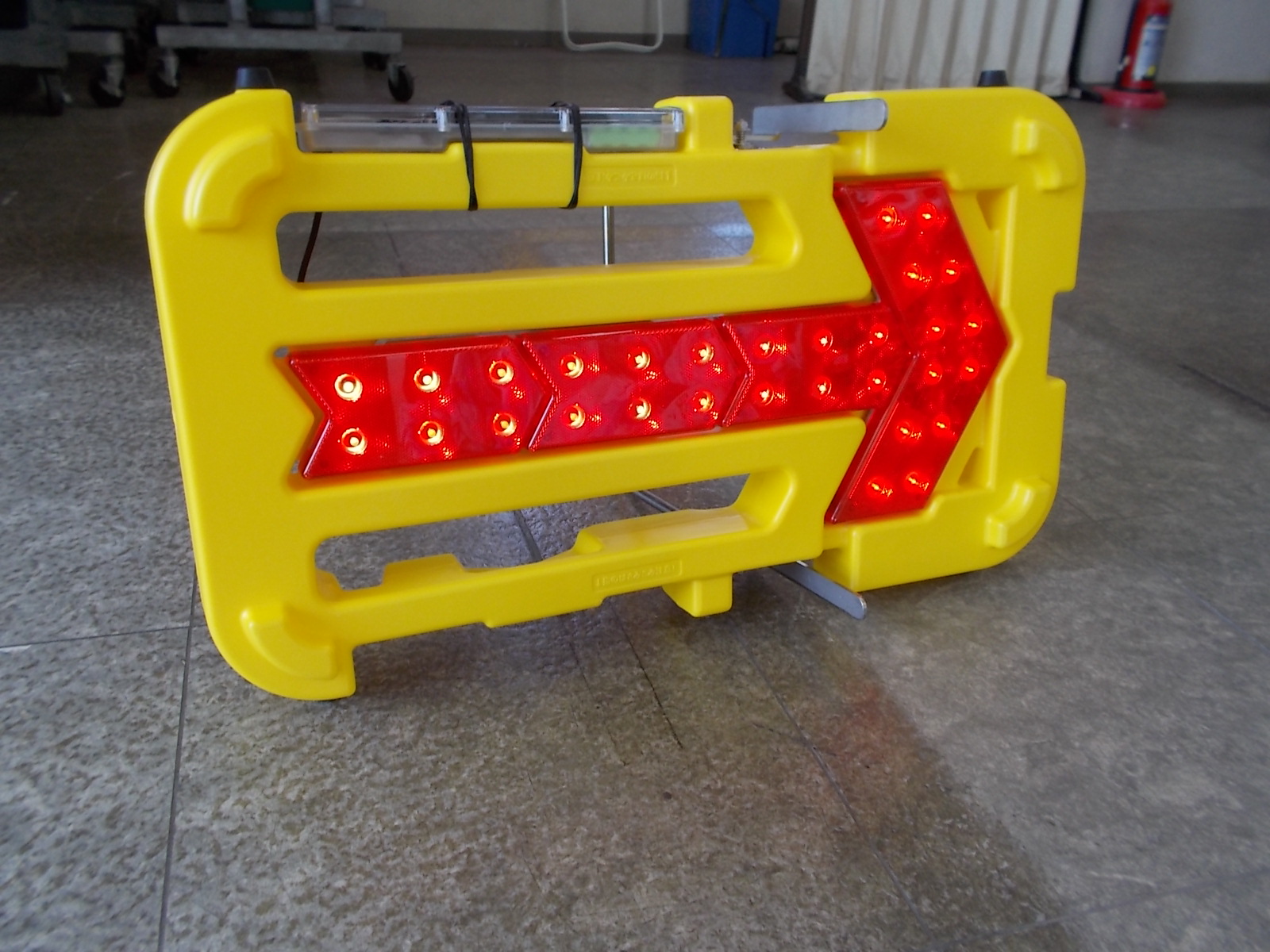 ソーラーＬＥＤ矢印板